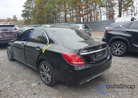 2015 Mercedes-Benz C 300 4Matic z USA, uszkodzony, nr VIN 55SWF4KBXFU008534